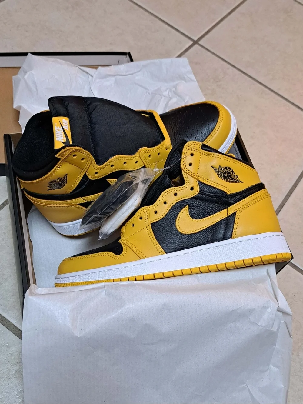 Jordan 1 Retro High OG GS 'Pollen' (2021) - Big Kids Size 7Y / Women's size 8.5